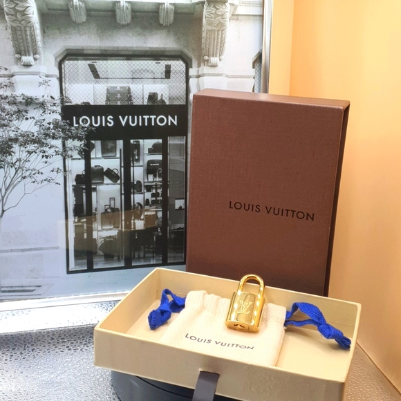 Auth ⚘️NEW 💗Louis Vuitton LOCK 🔐 #443- Rare W/LV box -full inclusion- - Picture 1 of 10